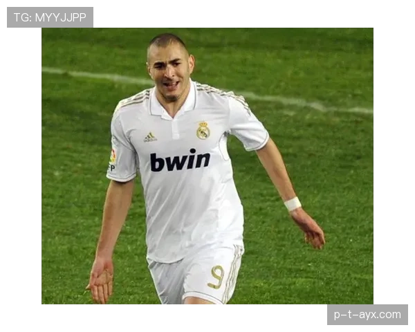 本泽马风格解析:如何用精准跑位与高效终结重塑现代前锋标准 本泽马风格解析:如何用精准跑位与高效终结重塑现代前锋标准